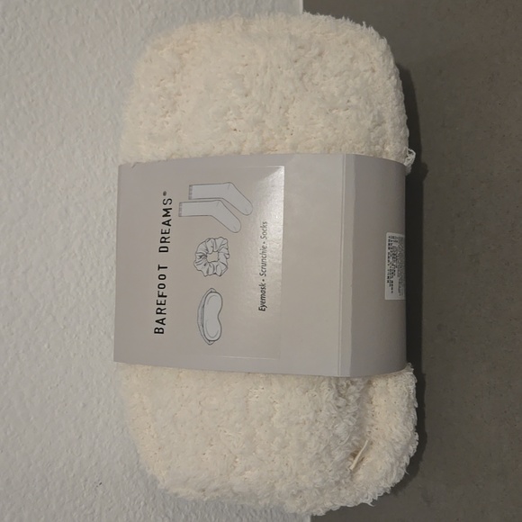 Barefoot Dreams Accessories - Barefoot Dreams Cozy Eyemask, Scrunchie, and Socks Set With Storage/Travel Bag